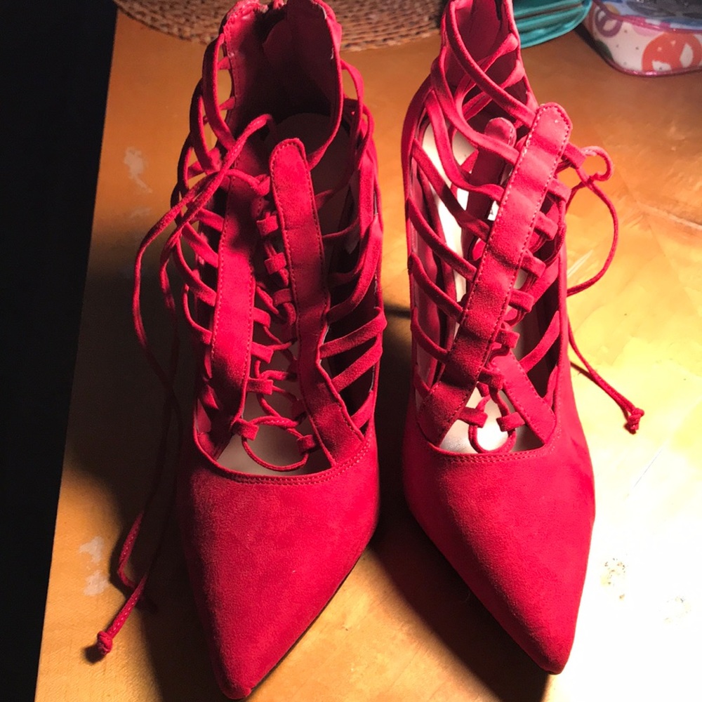 Red pumps 8.5